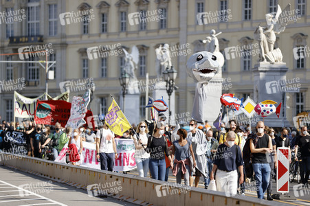 Demo für Mietenstopp und Mietendeckel in Berlin