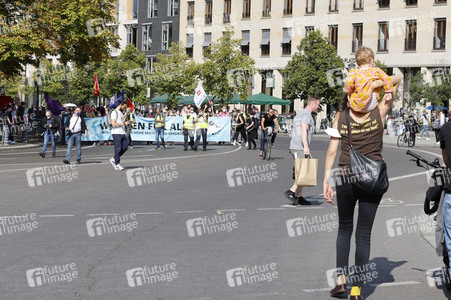 Demo für Mietenstopp und Mietendeckel in Berlin