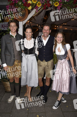 Almauftrieb in der Käfer Schänke in München