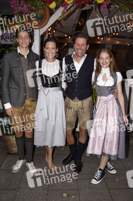 Almauftrieb in der Käfer Schänke in München