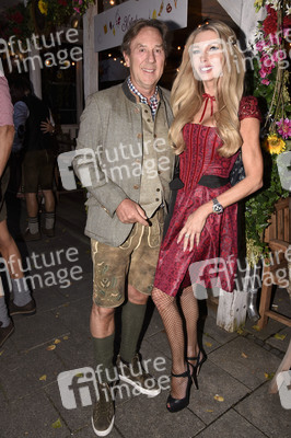 Almauftrieb in der Käfer Schänke in München