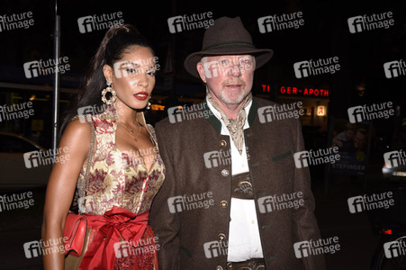 Almauftrieb in der Käfer Schänke in München