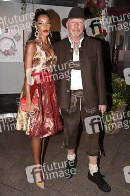 Almauftrieb in der Käfer Schänke in München