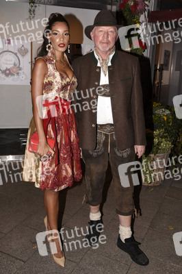 Almauftrieb in der Käfer Schänke in München