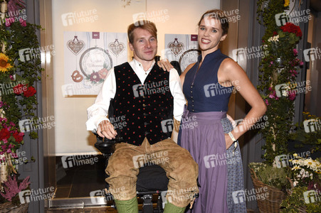 Almauftrieb in der Käfer Schänke in München