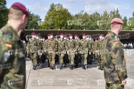 Angela Merkel würdigt Einsatzkfäfte der Afghanistan-Evakuierungsmission in Seedorf