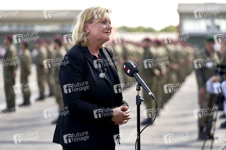 Angela Merkel würdigt Einsatzkfäfte der Afghanistan-Evakuierungsmission in Seedorf