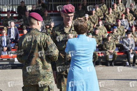 Angela Merkel würdigt Einsatzkräfte der Afghanistan-Evakuierungsmission in Seedorf