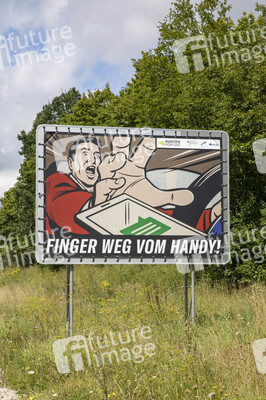 Symbolfoto Finger weg vom Handy