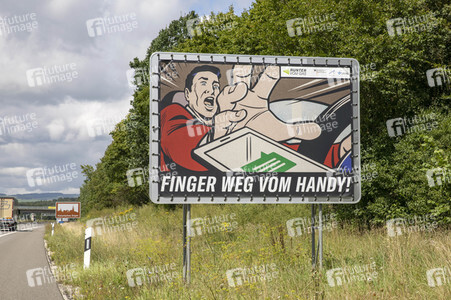Symbolfoto Finger weg vom Handy
