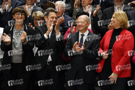 SPD-Fraktionssitzung und Statement der Fraktionsführung in Berlin