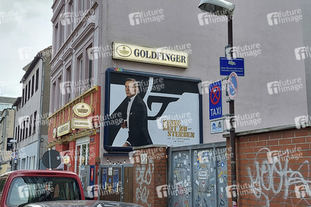 James Bond Plakat an Goldfinger-Kneipe in Braunschweig