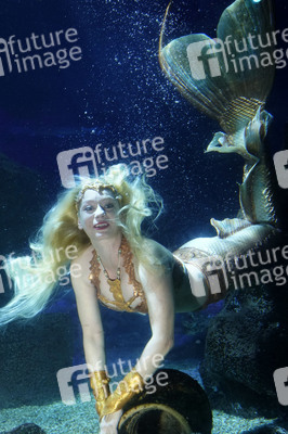 Meerjungfrau taucht ins Atlantis-Becken im AquaDom & Sea Life Berlin