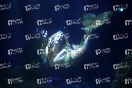 Meerjungfrau taucht ins Atlantis-Becken im AquaDom & Sea Life Berlin