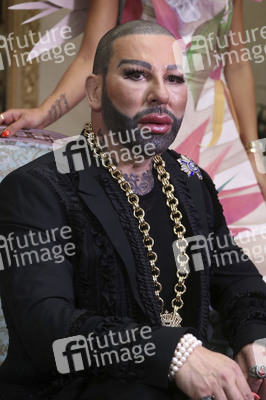 Präsentation der Glööckler-Tapetenkollektion in Berlin