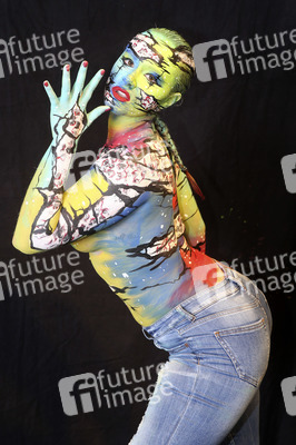 BodyArt-Performance von Jörg Düsterwald in der Hamburger-Kunstgalerie