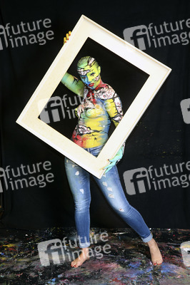 BodyArt-Performance von Jörg Düsterwald in der Hamburger-Kunstgalerie