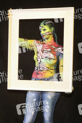 BodyArt-Performance von Jörg Düsterwald in der Hamburger-Kunstgalerie