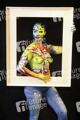 BodyArt-Performance von Jörg Düsterwald in der Hamburger-Kunstgalerie