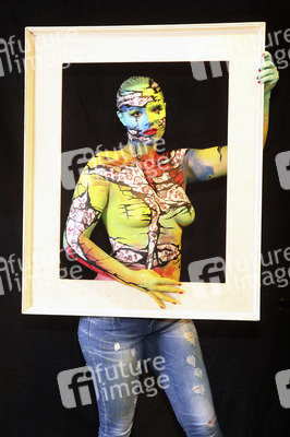 BodyArt-Performance von Jörg Düsterwald in der Hamburger-Kunstgalerie