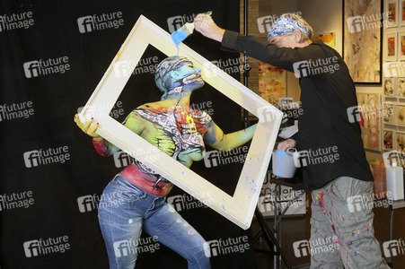 BodyArt-Performance von Jörg Düsterwald in der Hamburger-Kunstgalerie
