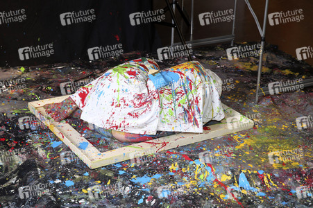 BodyArt-Performance von Jörg Düsterwald in der Hamburger-Kunstgalerie