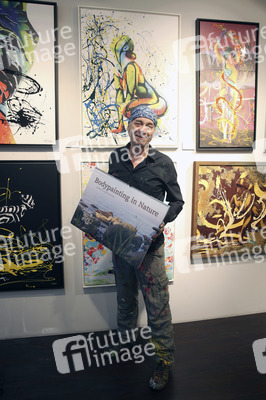 BodyArt-Performance von Jörg Düsterwald in der Hamburger-Kunstgalerie