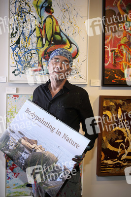 BodyArt-Performance von Jörg Düsterwald in der Hamburger-Kunstgalerie