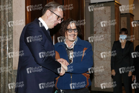 Präsident Aleksandar Vučić empfängt Johnny Depp in Belgrad