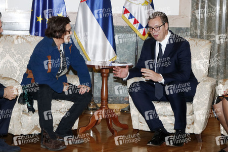 Präsident Aleksandar Vučić empfängt Johnny Depp in Belgrad