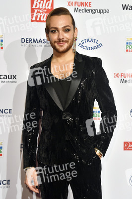 Goldene Bild der Frau 2021 in Hamburg