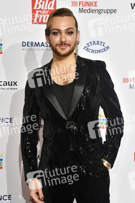 Goldene Bild der Frau 2021 in Hamburg