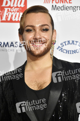 Goldene Bild der Frau 2021 in Hamburg