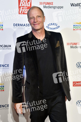 Goldene Bild der Frau 2021 in Hamburg