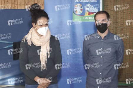 Philipp Lahm und Celia Sasic besuchen Eliteschule des Fußballs in Hamburg