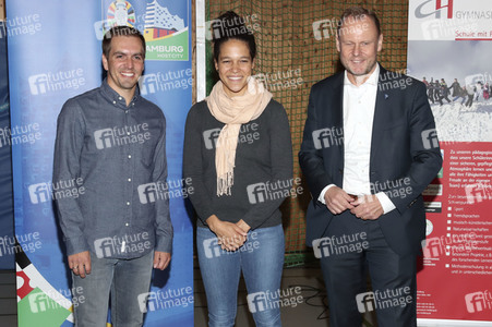 Philipp Lahm und Celia Sasic besuchen Eliteschule des Fußballs in Hamburg