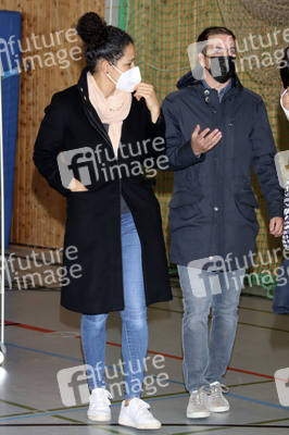 Philipp Lahm und Celia Sasic besuchen Eliteschule des Fußballs in Hamburg