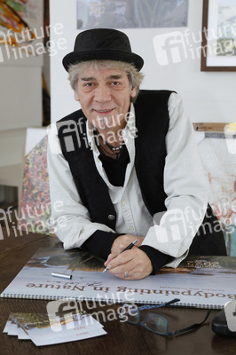 Jörg Düsterwald signiert seine Bodypainting-Kalender in Hameln