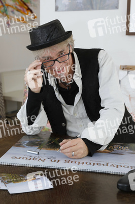 Jörg Düsterwald signiert seine Bodypainting-Kalender in Hameln