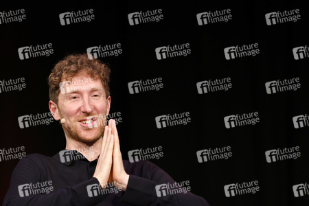 Mai Thi Nguyen-Kim und Louis Klamroth auf der lit.Cologne Sonderedition in Köln