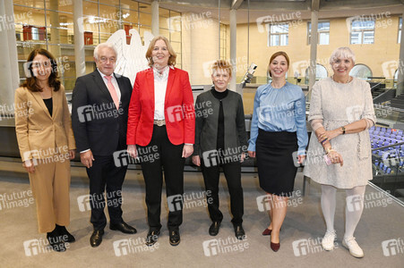 Fototermin mit dem neuen Präsidium des 20. Deutschen Bundestages in Berlin