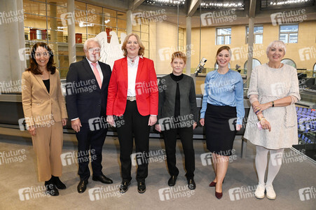 Fototermin mit dem neuen Präsidium des 20. Deutschen Bundestages in Berlin