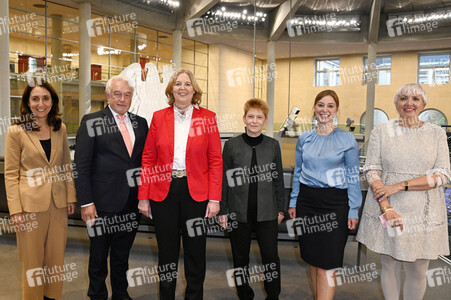 Fototermin mit dem neuen Präsidium des 20. Deutschen Bundestages in Berlin