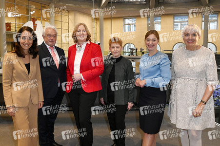 Fototermin mit dem neuen Präsidium des 20. Deutschen Bundestages in Berlin