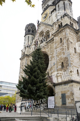 Weihnachtsbaumaufstellung auf dem Breitscheidplatz in Berlin