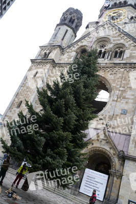 Weihnachtsbaumaufstellung auf dem Breitscheidplatz in Berlin