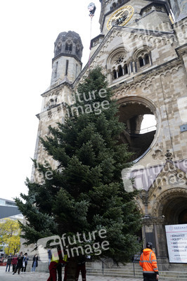 Weihnachtsbaumaufstellung auf dem Breitscheidplatz in Berlin