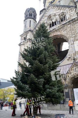 Weihnachtsbaumaufstellung auf dem Breitscheidplatz in Berlin