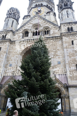 Weihnachtsbaumaufstellung auf dem Breitscheidplatz in Berlin