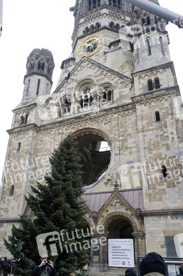 Weihnachtsbaumaufstellung auf dem Breitscheidplatz in Berlin